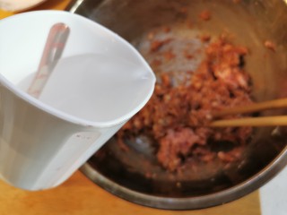 19、大馅馄饨~自己擀皮水打馅,加少许水，快速朝一个方向搅拌，水打馅