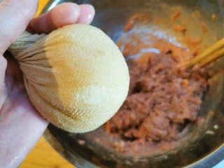 21、大馅馄饨~自己擀皮水打馅,洋葱放入屉布，挤干水分