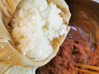 22、大馅馄饨~自己擀皮水打馅,倒入肉馅中