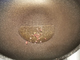 29、大馅馄饨~自己擀皮水打馅,锅中倒油加热，放入几粒花椒爆香后，把花椒粒扔掉