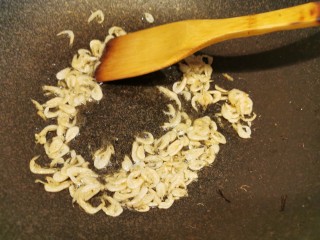 30、大馅馄饨~自己擀皮水打馅,倒入一小把虾皮