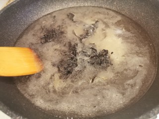 31、大馅馄饨~自己擀皮水打馅,加水后，再加入一把紫菜