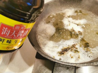 32、大馅馄饨~自己擀皮水打馅,倒入少许生抽