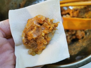 34、大馅馄饨~自己擀皮水打馅,取一枚面片，加入适量肉馅