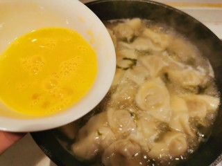 43、大馅馄饨~自己擀皮水打馅,滑入鸡蛋液，煮开后加少许凉水，再煮开