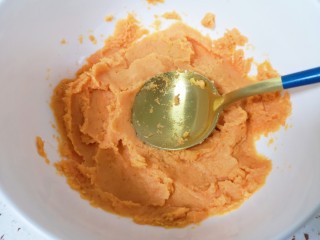 1、红薯圆子,红薯蒸熟，用勺子压成红薯泥。