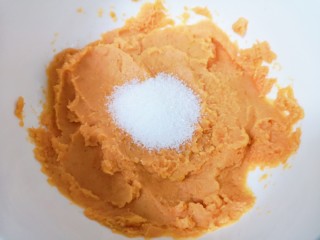2、红薯圆子,趁热加入糖搅拌均匀。
