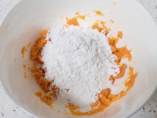 3、红薯圆子,加入糯米粉。