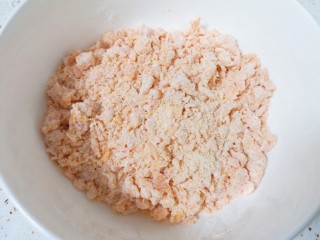 4、红薯圆子,先用手搓成颗粒状。