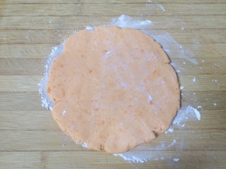 6、红薯圆子,将面团擀成0.8厘米左右厚度的面片。