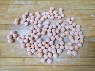 8、红薯圆子,一个个搓成小圆子，滚上干糯米粉，防止粘连。
