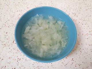 9、红薯圆子,干银耳提前泡发。