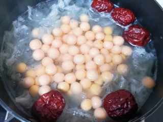 12、红薯圆子,下入小圆子烧开，继续小火煮10分钟左右。