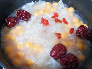 13、红薯圆子,银耳出胶，汤汁变的浓稠就可以了，下入冰糖和枸杞，煮至冰糖融化关火。