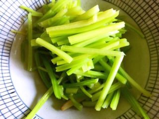 4、凉拌香芹干豆腐………凉拌菜夏季伴侣,焯水后的香芹用凉白开水冲洗后切段