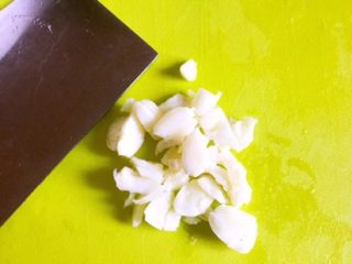 6、凉拌香芹干豆腐………凉拌菜夏季伴侣,大蒜拍碎