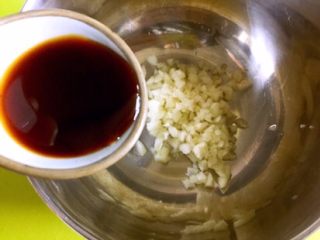 8、凉拌香芹干豆腐………凉拌菜夏季伴侣,蒜末放入容器倒入生抽