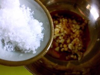 10、凉拌香芹干豆腐………凉拌菜夏季伴侣,倒入白糖