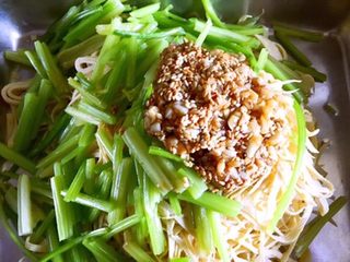 16、凉拌香芹干豆腐………凉拌菜夏季伴侣,将调味料倒入香芹及干豆腐丝上