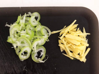 3、海带筒骨汤,切葱花和姜丝