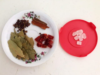 5、海带筒骨汤,干料：香叶，桂皮，干红辣椒，花椒粒和冰糖