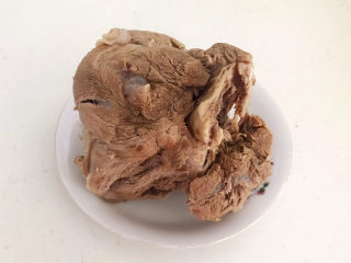 7、海带筒骨汤,把焯好的筒骨捞出来，用温水清洗干净