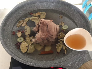 10、海带筒骨汤,加入料酒