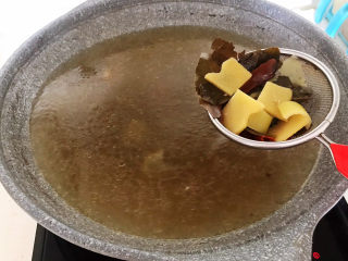 13、海带筒骨汤,把筒骨捞出来，用漏勺滤出所有辅料