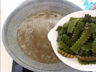 14、海带筒骨汤,加入海带