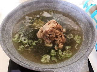 15、海带筒骨汤,加入葱丝姜丝，加入筒骨，烧10分钟