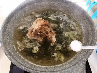 16、海带筒骨汤,加入精盐
