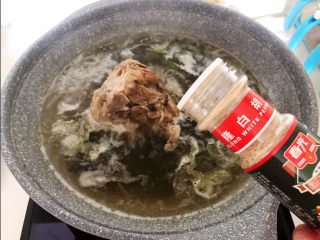 17、海带筒骨汤,加入白胡椒粉调匀，海带筒骨汤做好了