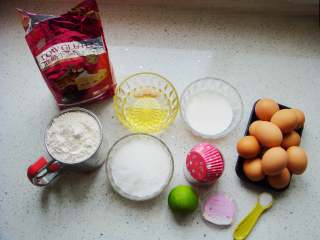 1、海绵蛋糕杯,配料分别称好备用。