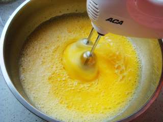 3、海绵蛋糕杯,打蛋器开始高速打发。