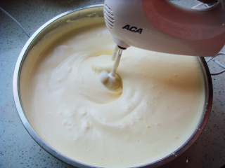 4、海绵蛋糕杯,几分钟后蛋糊逐渐变的膨大。