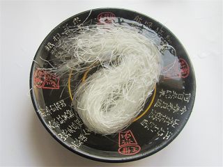 1、蒜蓉蒸虾,粉条提前泡发备用