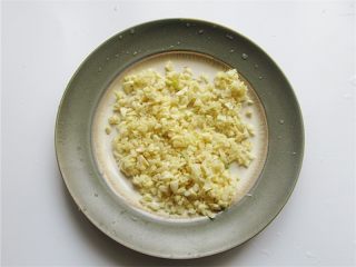 2、蒜蓉蒸虾,将蒜头先给拍碎然后剁成蒜蓉