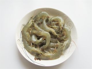 3、蒜蓉蒸虾,将基围虾或南美对虾洗净，我做了两次，第二次用南美对虾效果更好