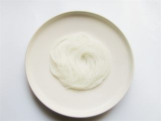 9、蒜蓉蒸虾,准备好盘子，中间码放好粉丝