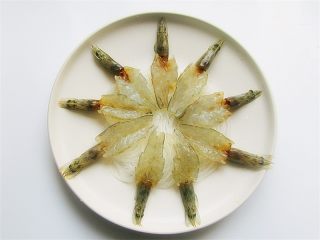 10、蒜蓉蒸虾,将虾摆放开来，摆几条随便自己喜好