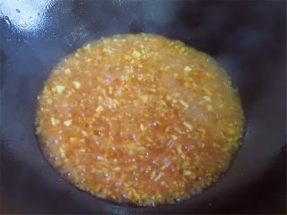 11、蒜蓉蒸虾,锅中热油倒入蒜蓉油炸下，加入适量水、生抽调味熬汁