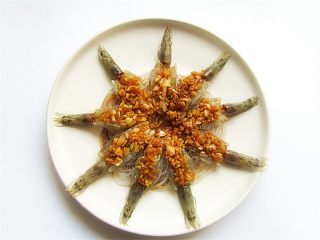 12、蒜蓉蒸虾,将熬好的汁浇在虾肚上，浇上汁料，放在锅中蒸10分钟