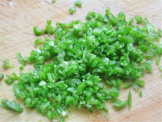 13、蒜蓉蒸虾,青椒剁碎备用