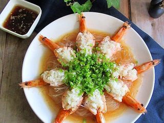 15、蒜蓉蒸虾,蒸好的虾中间撒上青椒碎，这是第二次做的