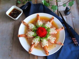 16、蒜蓉蒸虾,中间放上西红柿玫瑰花装饰下，整个摆盘都美呆了