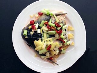 3、双色剁椒鱼头,撒葱姜蒜辣椒