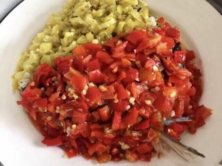 10、双色剁椒鱼头,双色剁椒铺满鱼头，上锅继续蒸15-20分钟，想想都特别美味