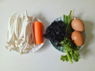 1、白玉菇鸡蛋汤,准备所需要的食材
