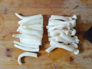 2、白玉菇鸡蛋汤,白玉菇去掉根部，从中间切开，清楚干净备用