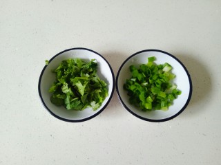 4、白玉菇鸡蛋汤,小葱切碎，香菜切碎